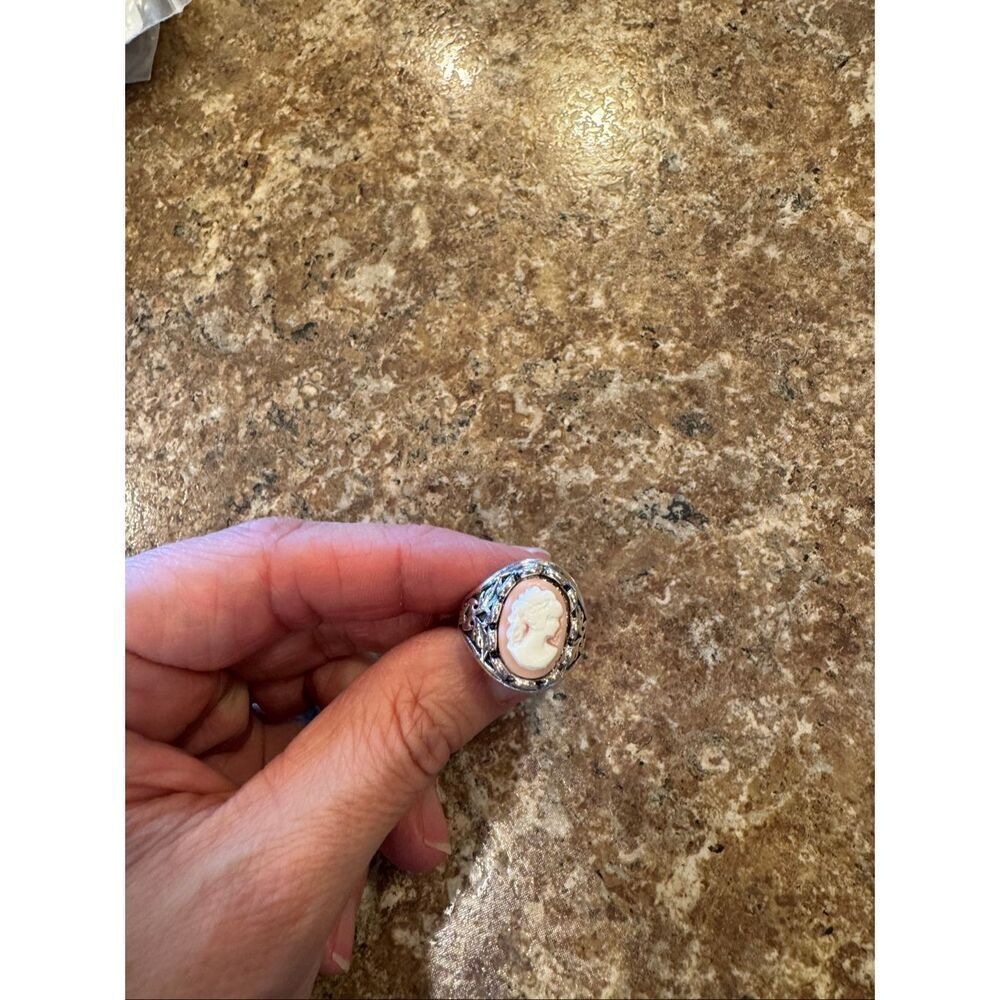Woman’s cameo vintage style ring size 6 never worn